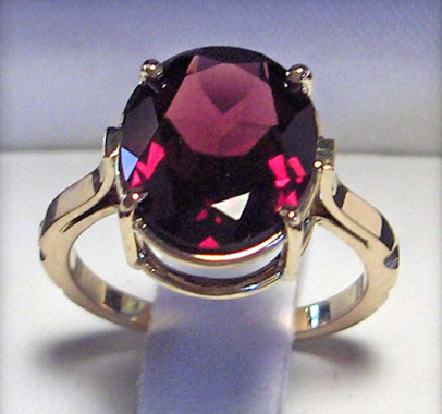 bague or 750‰ grenat ovale rhodolite