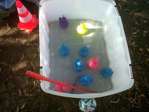 Exemple de jeux extérieurs: la pêche aux canards. Mais d'autres jeux également sont présents: ballons, diabolo, instruments de musique, molky, les "bulles"...