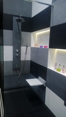 une salle de douche