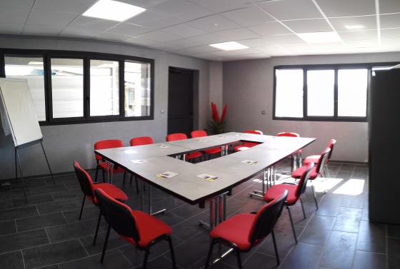 Saturne 3, est une salle, non-équipée de 26 m2 prêt a recevoir...
