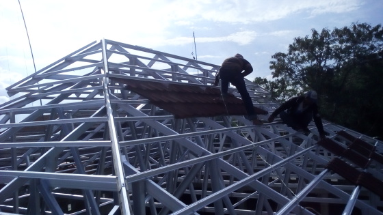 Pemasangan rangka atap baja ringan dan genteng metal