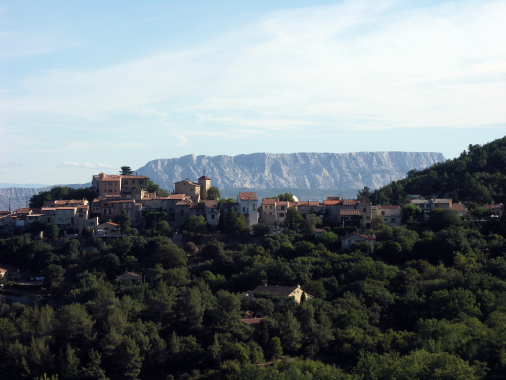 Les villages haut perchés face à La Sainte Victoire