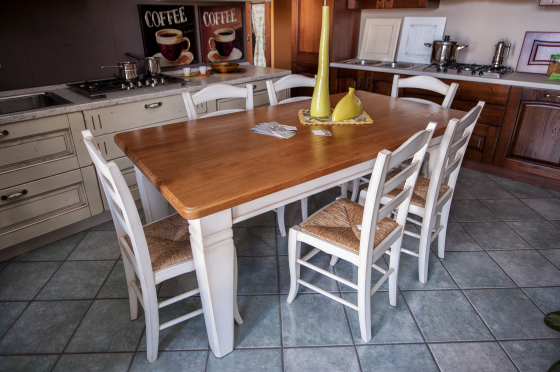 Tavolo con piede laccato e piano in Rovere.
