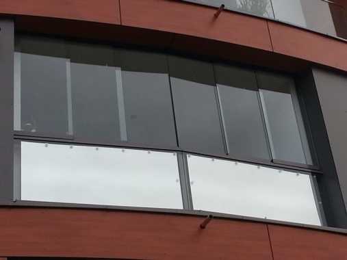 Fensterreinigung im Balkonbereich