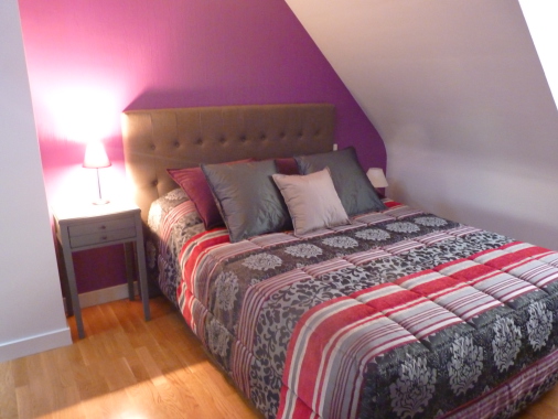 Réalisation d'une autre chambre, tête de lit, dessus de lit sur mesure, mobilier.