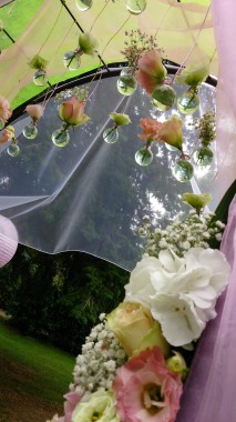 Détail arche fleurie pour cérémonie mariage