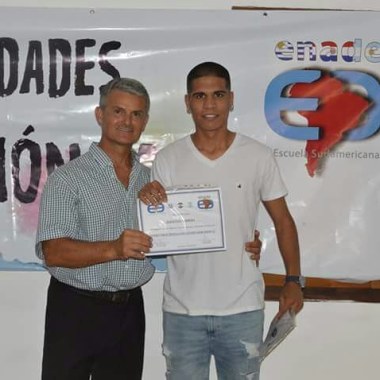 Entrega de diplomas: Director general y multicampeón del fisicoculturismo Pablo Cabano
