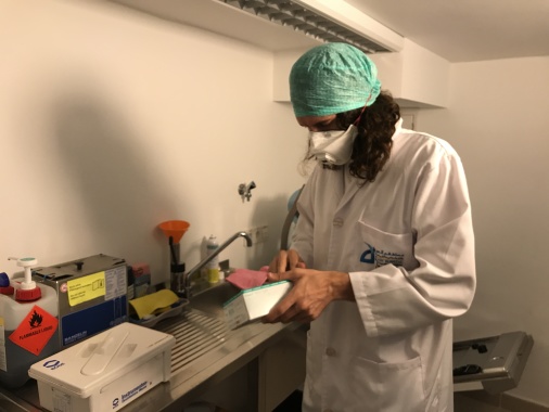 Assistent Fabian bei der Arbeit im OP