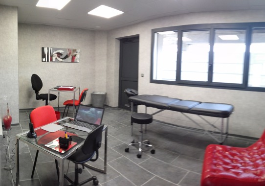 Vénus 2, est un bureau de relaxation, pré-équipée de 2 bureaux, un fauteuil de relaxation et une table de massage...