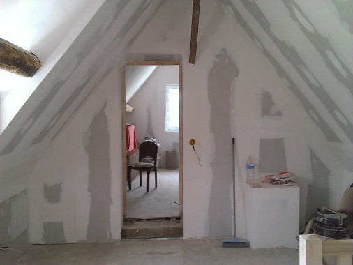 Aménagement des combles avec finition en plaque de plâtre et pose de bandes en deux passes à Alençon réalisé par le Centre Bat'inat