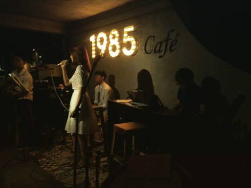 Biểu diễn cố định tại 1985 Cafe