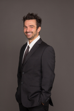 Nicophotos67 vous propose une photo d'un homme commercial ou responsable d'entreprise réalisé en studio avec des flash de studio. Post traitement réalisé par mes soins.Le client choisira le format d'impression qui lui convient et qui le satisfait ou simplement le format numérique pour la diffusion sur des réseaux sociaux par exemple.