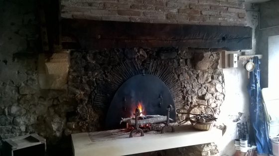 Particulier                                                                              U
Four à pain refait a neuf, corbeau de gauche changé, bois de la hotte crée, maçonnerie, ferronerie, foyer ouvert fabriqué et taillé par notre équipe. (3 semaines de travail)