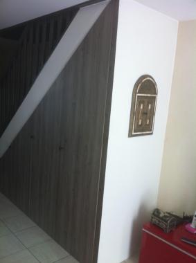 Placard 4 portes étagères et portes monteau sous un escalier effectué par mes soins en mars 2015.