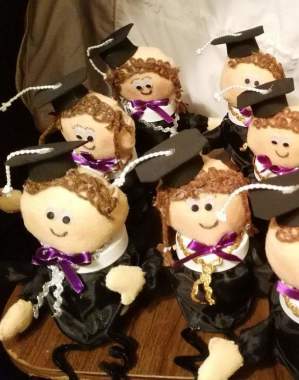 Muñecos con de graduación con un pequeño detalle dentro 