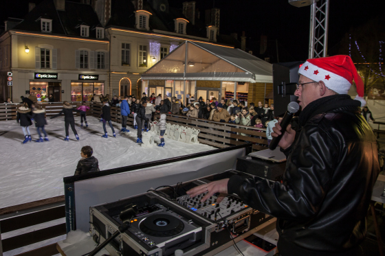 Animation tempête de neige à la patinoire de Châteaudun.