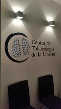 Centre de tabacologie :
- Impression lettrage "stickers"
- Placement/pose