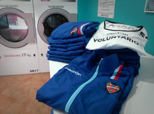 Lavamos la ropa de los voluntarios del Levante UD.