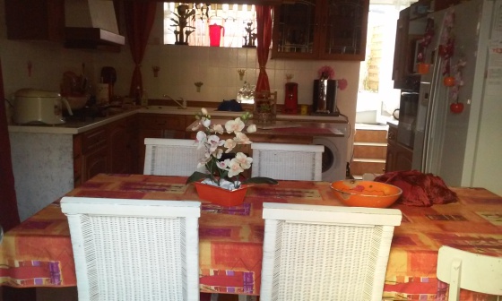 j ai repeint la faience et les murs, casser le bar, changer les meubles de cuisine et ajouter un peu de déco.