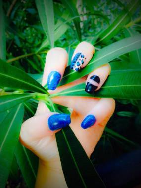 Pose d'ongles avec capsules et décos