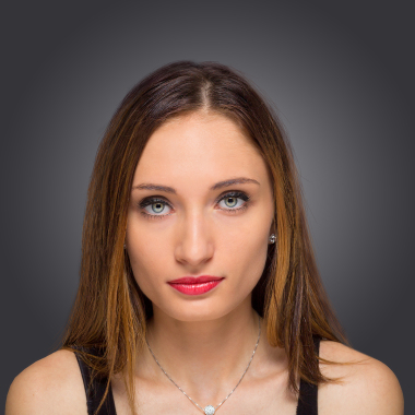 Nicophotos67 vous propose un portrait de femme (modèle) réalisé en studio avec des flash de studio. Post traitement réalisé par mes soins.Le client choisira le format qui lui convient et qui le satisfait. j'ai choisi un format carré à la mode en ce moment...