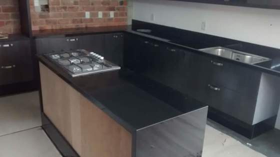 Cozinha de Preto Absoluto