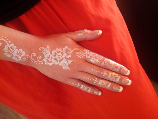 pose complète gel et french et tatouages paillettes éphémères mariée