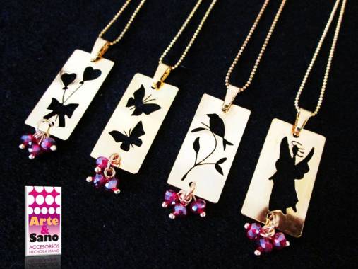 Dijes en bronce calado a mano con baño de oro . diseños propios