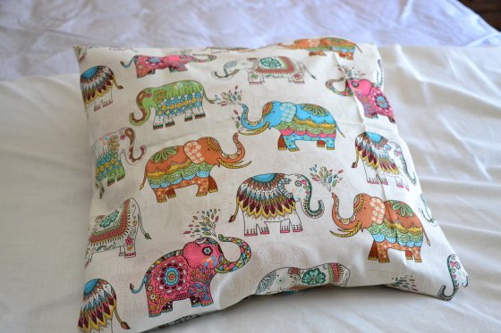 Funda cojines elefantes estampada.