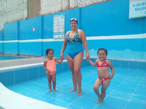 Bebés de 2 y 3 años.  Sus primeras aproximaciones al agua, con enfoque a matronatación.  Muy satisfactorio el resultado.