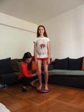 travail sur le base de pilates avec les enfants