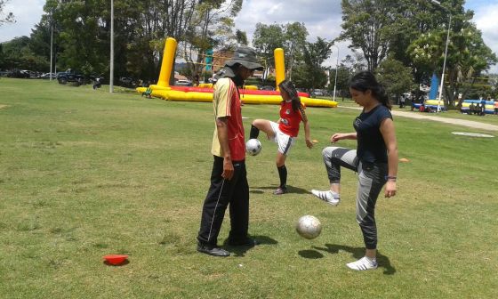 Entrenamiento grupal de fútbol.