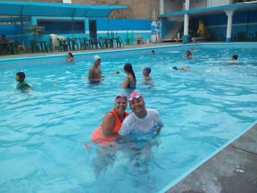 Madre de familia, que no quiso quedarse atrás y decidió superar sus miedos y traumas frente al agua, adquiridos en su niñez.  Muy buen resultado.