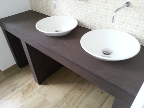 Meuble vasque en ardoise pourpre sur mesure