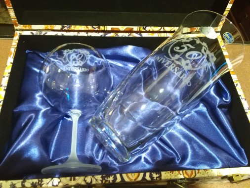 Regalo de Aniversario para la pareja. Copa para el caballero y florero para la señora. Grabado en láser y con la posibilidad de poner nombres y fechas