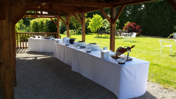 Buffet pour le vin d'honneur avec découpe de jambon au 1er plan