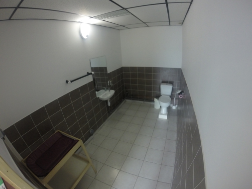 sanitaires PMR, table à langer pour bébé.