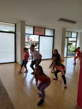 ESCUELA DE BAILE. CLASES DE ZUMBA Y FITNESS 