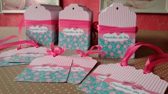 Tags Packs 5,7 x 3,8cm com furo - Arte Colorida em ambos os lados -Papel 250g Fosco 

Tag para embalagens, valorizam ainda mais suas peças!! 
O MAIS VENDIDO !!!! 

Entrega em 12 dias úteis após a aprovação da arte + o prazo de envio dos correios.