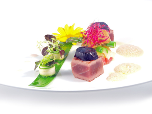 Pavé de thon ''Aller-Retour'', mesclun en robe de courgette
