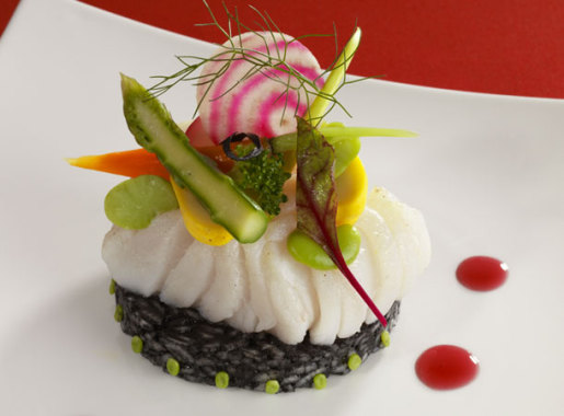 Pavé de cabillaud rôti,risotto à l'encre de seiche,croquant de légumes,réduction vinaigre framboise