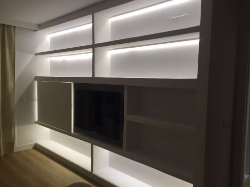 FORMACIÓN DE ESTANTERÍA CON PUERTA CORREDERA CUBRE TELEVISION