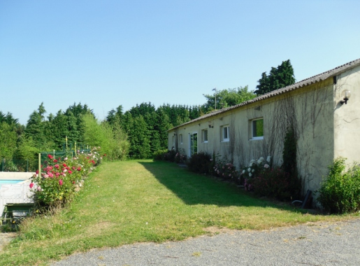 Salle extérieure donnant sur piscine - Domaine de Trochérou - Finistère Sud - Pont-Aven