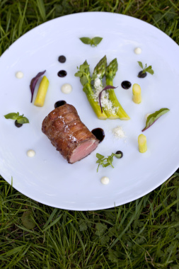 Roti d'agneau cuit  à basse température, petite asperges croquante et réduction de vin rouge à la badiane