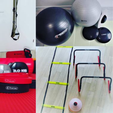 Je dispose de tout le matériel nécessaire pour varier au maximum le contenu des séances. Aussi bien tout ce qui se rapporte au renforcement musculaire, ainsi qu'aux exercices de cardio-training.

(TRX, SwissBall, élastiques, coussin de proprioception, échelle de rythme, haies...) La liste n'est pas complète. De plus je renouvelle régulièrement les accessoires.