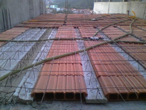 Construção montando laje