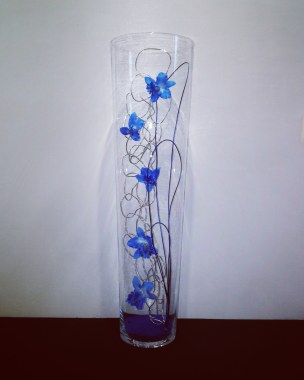 Création dans un grand vase avec de belles orchidées bleu