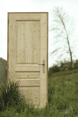 Porte intérieur en bois chauffé brossé.