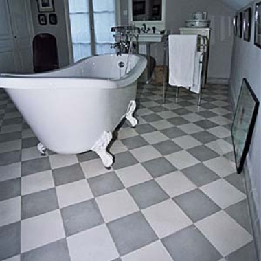 Salle de bain en carreaux ciments au sol. Sobriété et cachet assurés!