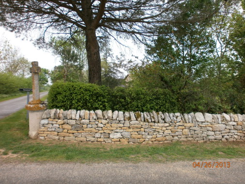 Restauration d'un mur de clôture à simple parement en pierre sèche, à Bruniquel 82